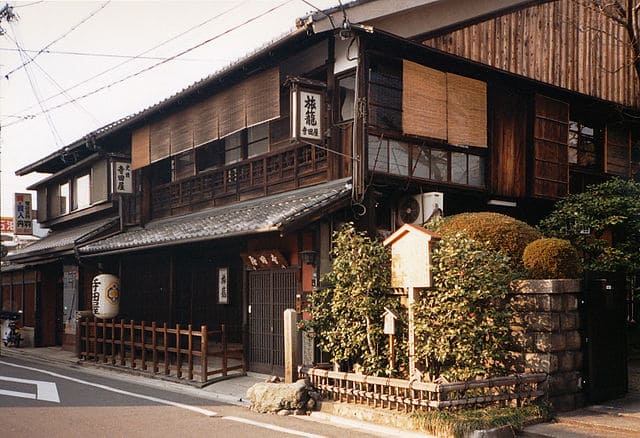 坂本龍馬が襲撃された場所で有名な京都の寺田屋（京都市伏見区。出所：wikipedia）
