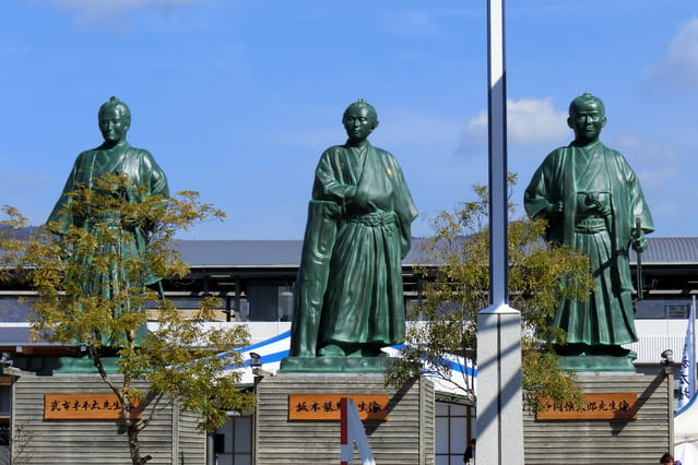 高知駅前にある土佐三志士の像