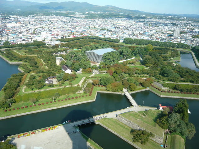 江戸時代末期、幕府が函館山の麓に築いた近代城郭は？