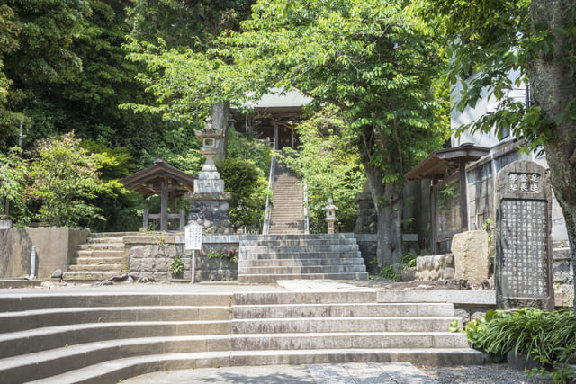 甘縄神明神社（神奈川県鎌倉市長谷）にある「安達盛長邸址」の石碑