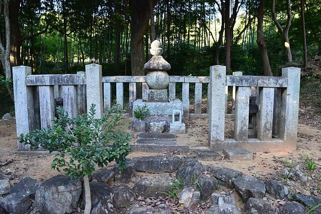 長泉寺（愛知県蒲郡市）にある安達盛長の墓