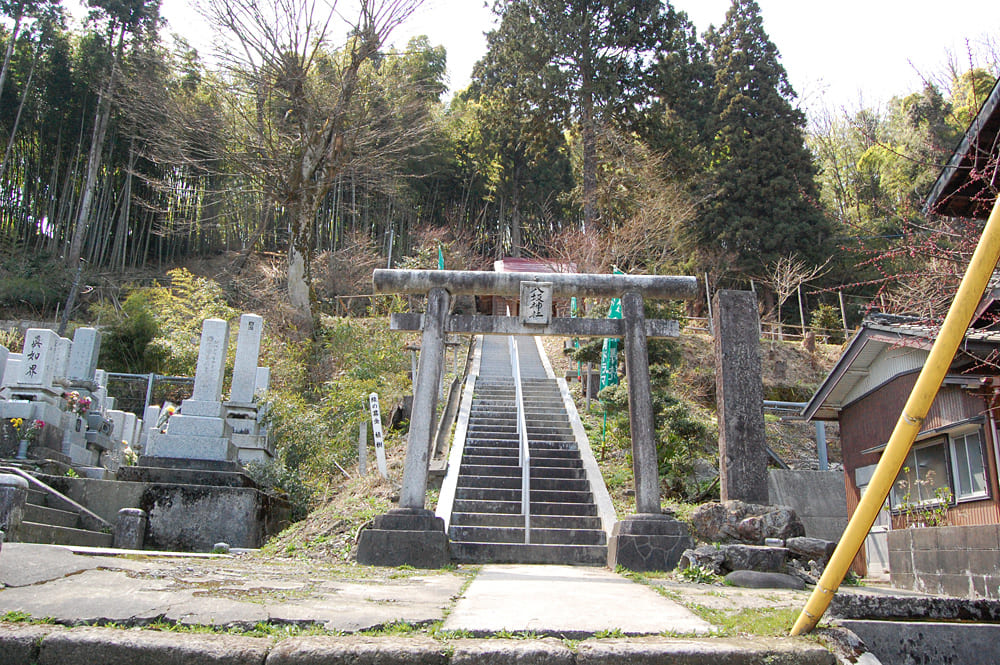 直江氏の居城・与板城の麓に位置する八坂神社