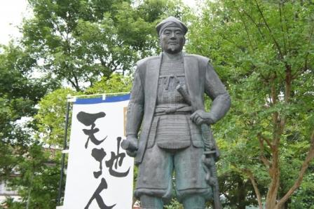 与板歴史民俗資料館前（新潟県長岡市）にある直江兼続像
