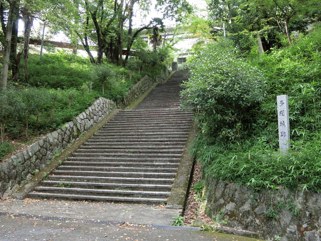 多聞山城跡の碑。現在は奈良市立若草中学校の敷地となっている。