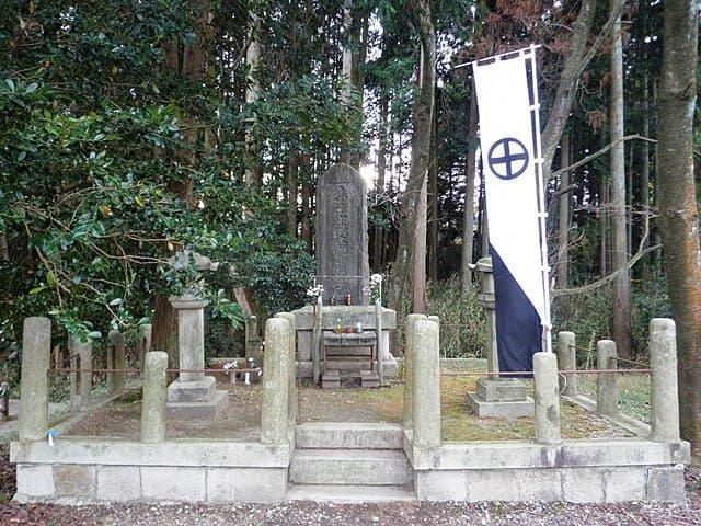 島津豊久奮戦の地（烏頭坂）に立つ島津豊久碑（岐阜県大垣市上石津町。出典：wikipedia）