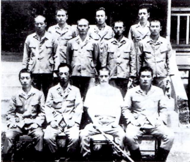 １９４４年１０月下旬頃の戦闘９０１飛行隊集合写真。マニラ・ニコラスフィールド基地にて。前列でステッキを持っているのが美濃部（出典：wikipedia）