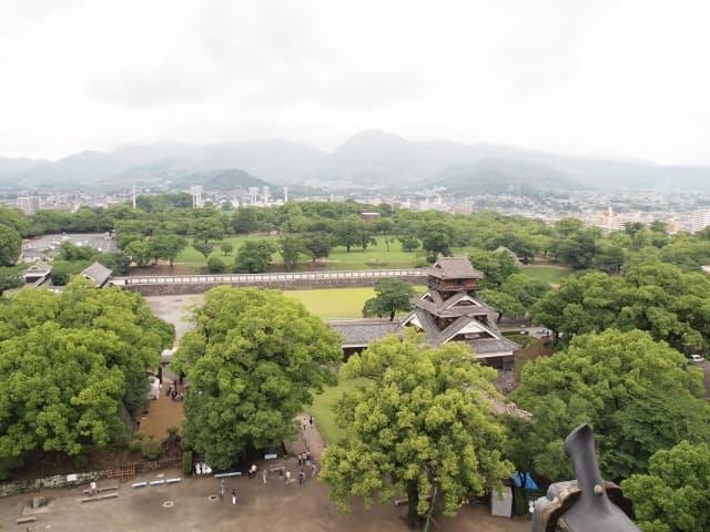 熊本城天守からみた宇土櫓と西出丸の長塀。熊本藩校・時習館はその奥に位置する二の丸公園内にあった。