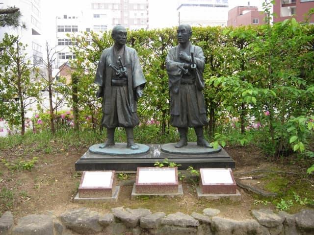 福井県福井市大手にある、横井小楠（右）と福井藩士・三岡八郎（左）の像