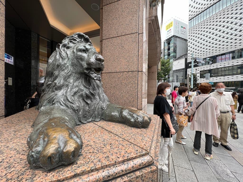 銀座三越本店の表玄関にあるライオン像