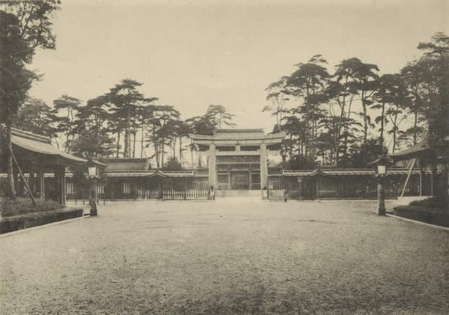 大正9年（1920）出版、『明治神宮写真帖』より。社殿正面（出典：国立国会図書館デジタルコレクション）