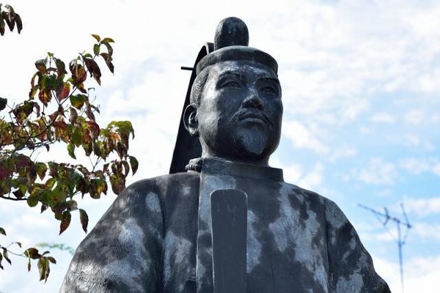 栃木県足利市大門通にある足利尊氏の銅像