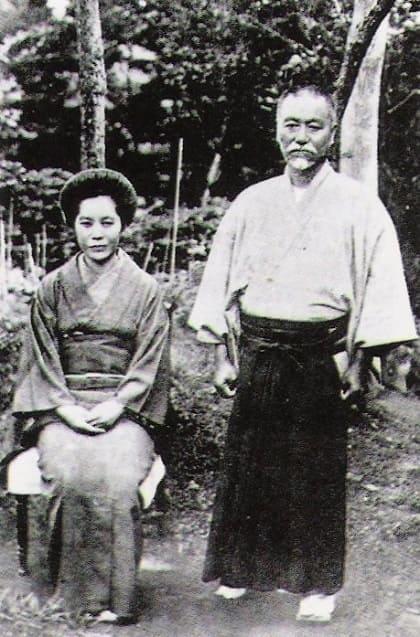妻のテツとの写真。東郷が元帥となった1913年頃の写真（wikipediaより）