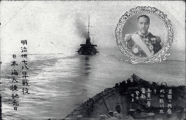 東郷提督と旗艦「三笠」の写真（1905年頃、wikipediaより）