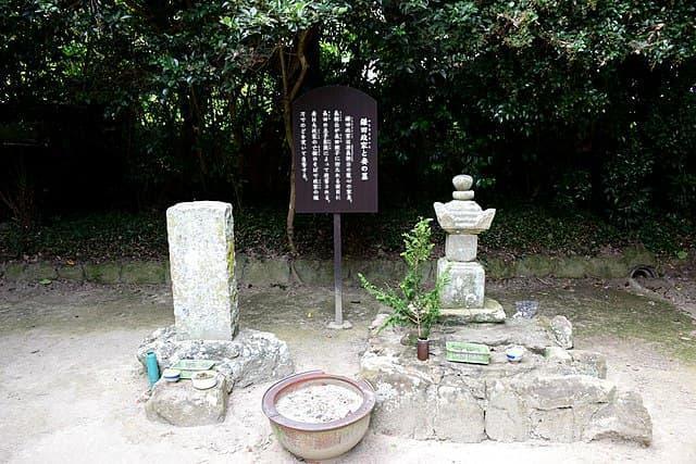 野間大坊にある政清夫妻の墓（出典：wikipedia）
