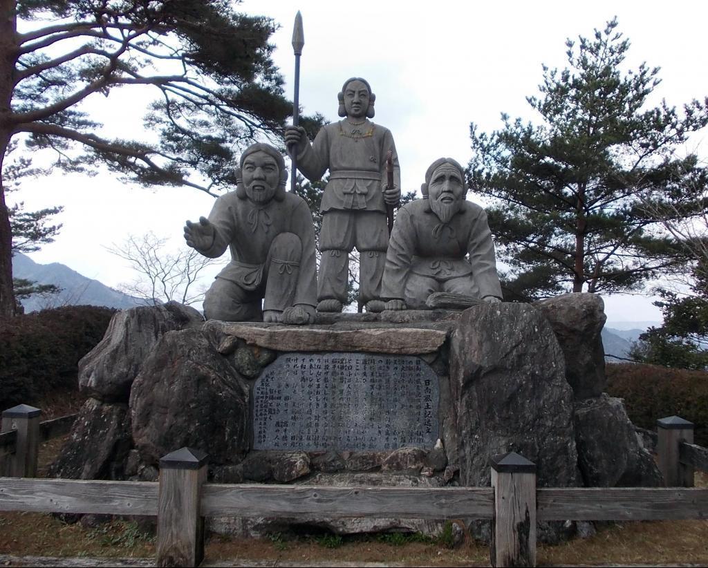 ※宮崎県高千穂町国見が丘にあるニニギノミコト石像（wikipediaより）