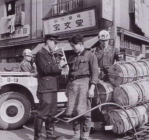 ヤミ物資を没収する警察官とMP（1949年、出典：wikipedia）