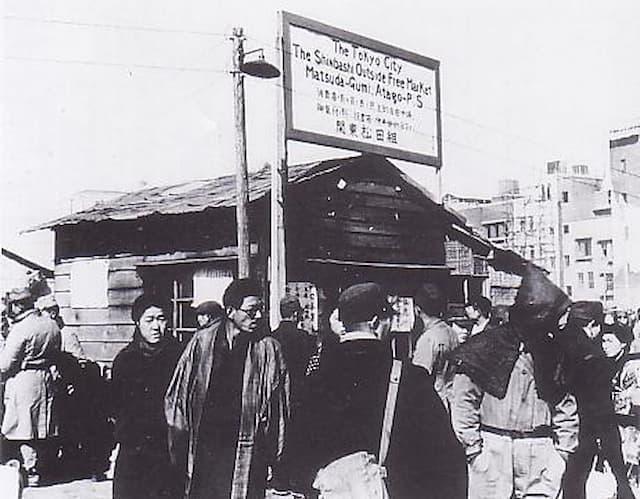 新橋にあった闇市。仕切っていた関東松田組の名前が見える（1946年2月。出典：wikipedia）