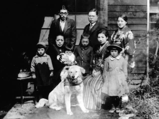 忠犬ハチ公と上野家。有名なハチとの記念写真に正装し緊張する家族。（出典：wikipedia）