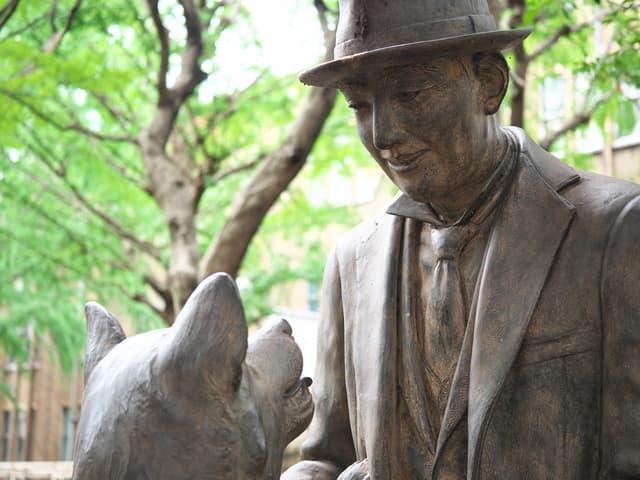 東大の有志が計画して銅像制作が実現。９０年ぶりに「再会」したハチと上野博士の像