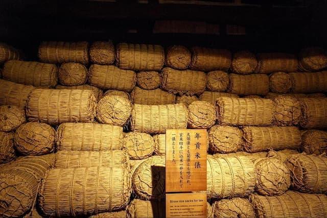 復元された年貢用の米俵（出典：wikipediaより）