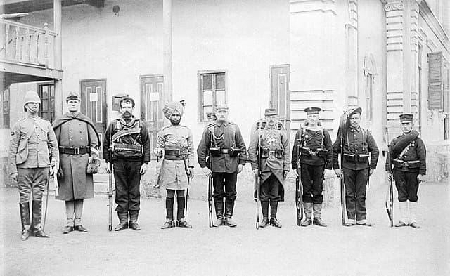 連合軍の兵士ら。左から、イギリス、アメリカ、ロシア、イギリス領インド、ドイツ、フランス、オーストリア、イタリア、日本（出典：wikipedia）