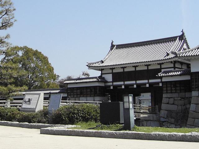 広島城の櫓門（wikipediaより）