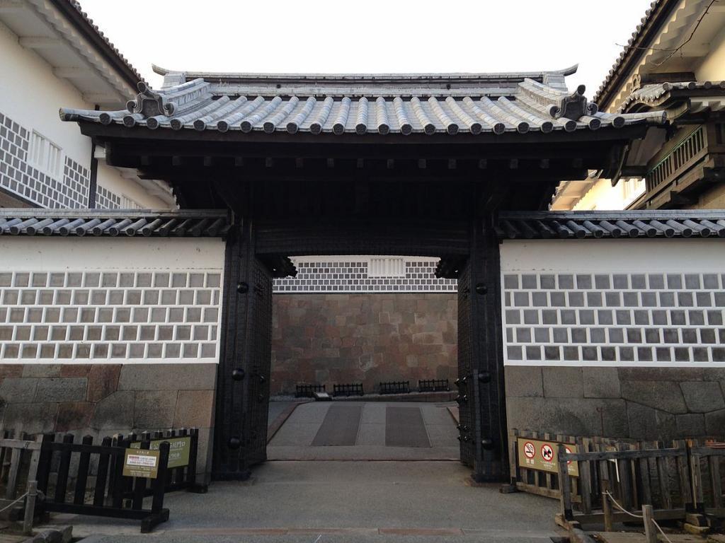 金沢城の高麗門（wikipediaより）
