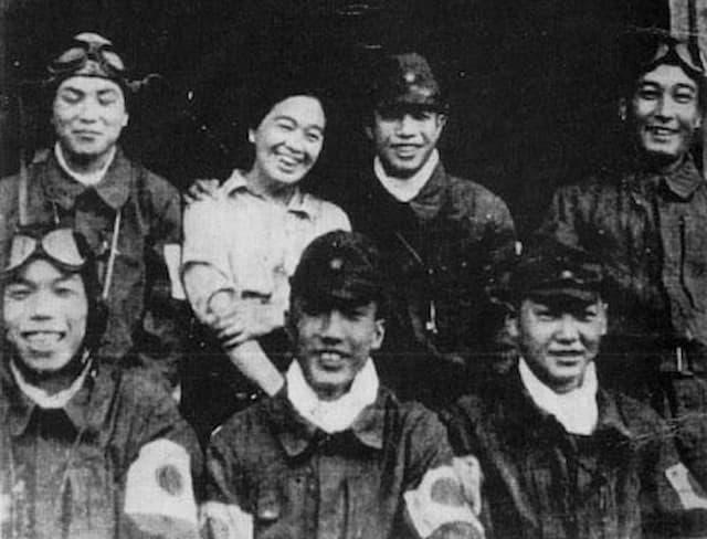 ★「特攻の母」鳥濱トメ（とりはま トメ、1902～1992年）と６人の特攻隊員（出典：wikipedia）