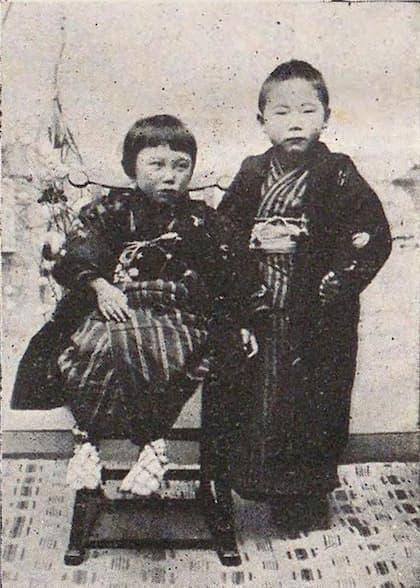 １９０２年の小正月。５歳の宮沢賢治と妹トシ（出典：国立国会図書館デジタルコレクション）