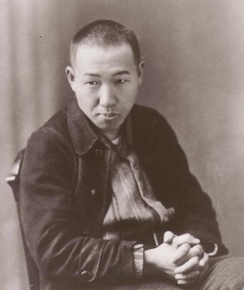 宮沢賢治（１９２４年頃撮影、出典：wikipedia）