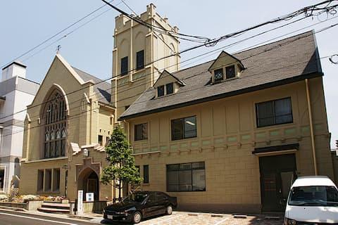 カフェ・フロインドリーブ（旧神戸ユニオン教会、出典：wikipedia）