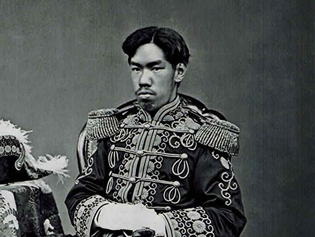 明治6年（1873）10月撮影、明治天皇肖像写真（神奈川県立歴史博物館蔵。出典：wikipedia）