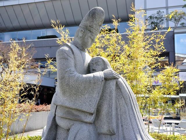 京都市勧業館「みやこめっせ」前にある源氏物語石像。光源氏と紫の上がモチーフ。
