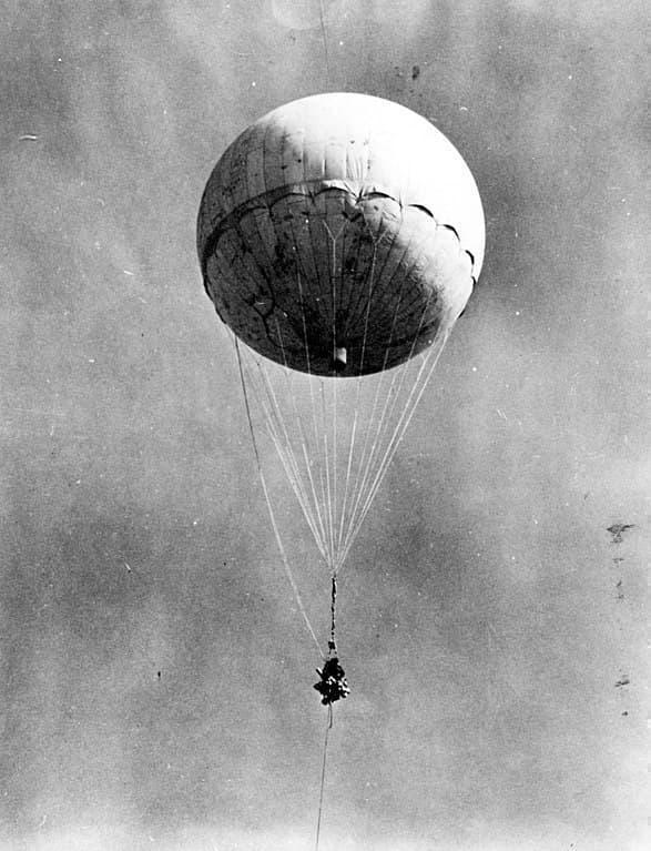 ★気球爆弾（風船爆弾）の写真（出典：wikipedia）