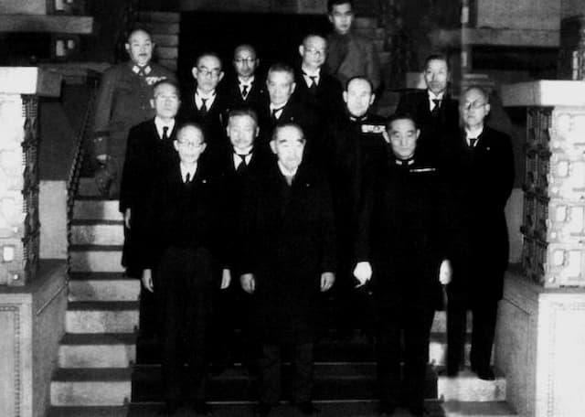 1945年4月7日、鈴木内閣発足にあたっての恒例の記念撮影（出典：wikipedia）