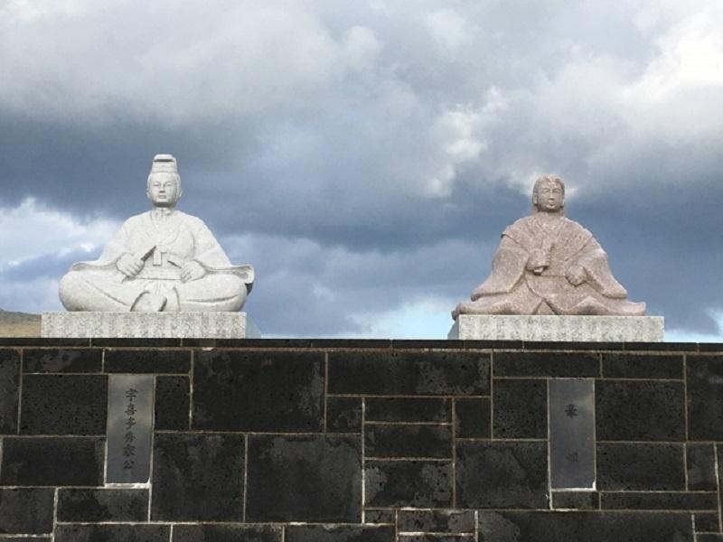 八丈島には夫婦の像が建てられている