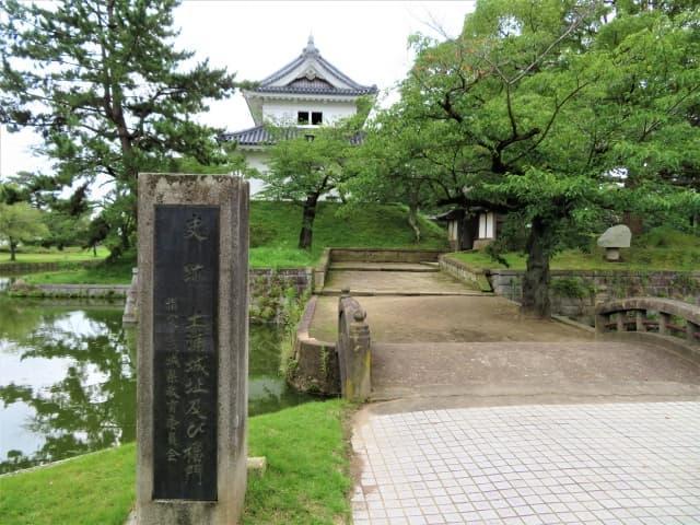 土浦城跡　霞橋と復元された東櫓