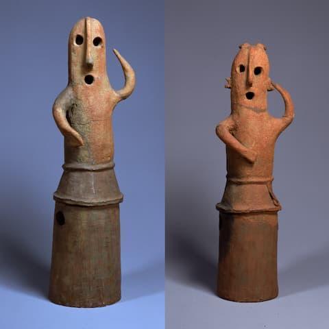 野原古墳出土の「埴輪 踊る人々」（出典：ColBace）　大（画像左側）と小（画像右側）の２体がある。