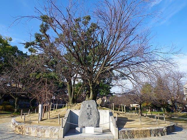 大阪府枚方市の牧野公園にある、通称「首塚」と伝阿弖流為・母禮之塚の碑（出典：wikipedia）