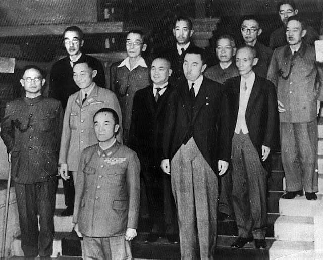 1945年8月17日、東久邇宮内閣の閣僚らと。2列目左から2人目に米内（出典：wikipedia）