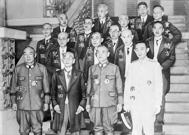 1944年7月、小磯内閣発足にあたって恒例の記念撮影。前列右に米内氏（出典：wikipedia）