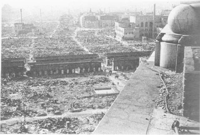 1945年3月10日未明、東京大空襲後の浅草松屋屋上から見た仲見世とその周辺（出典：wikipedia）