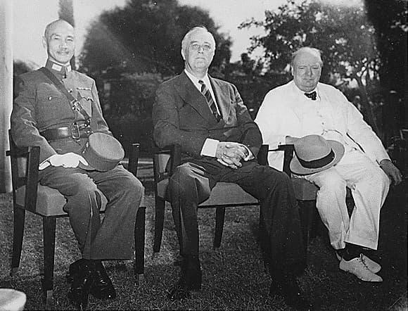 1943年11月25日、カイロ会談での蔣介石（左）、ルーズベルト（中央）、チャーチル（右）（出典：wikipedia）