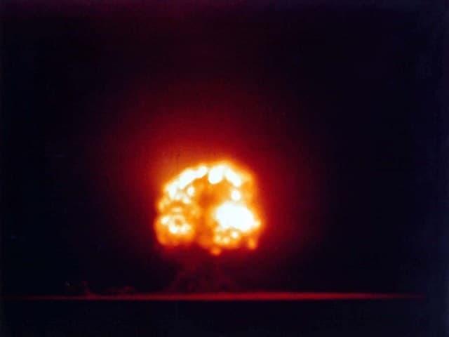 1945年7月16日にアメリカ合衆国で実施された人類初の核実験「トリニティ実験」での核爆発の画像（出典：wikipedia）