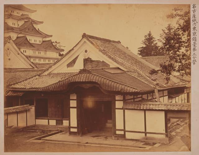 1872年撮影の陸軍東京鎮台第三分営（出典：ColBase）
