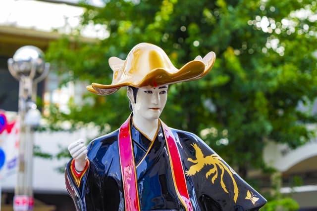 名古屋の繁華街にある錦通りに設置された徳川宗春の像