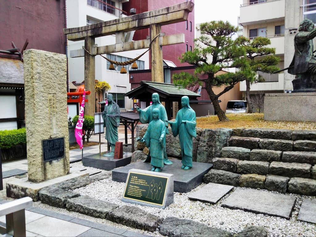 お市の方と浅井３姉妹の銅像