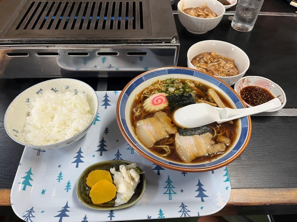 中華そば屋「魚松」は、絶品ホルモンを求め、県外からも食べにやってくる程の人気メニュー（筆者撮影）