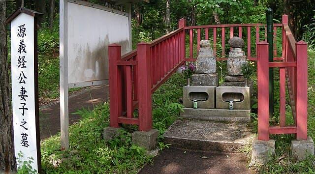 平泉町金鶏山の麓・千手堂境内にある、義経妻子の墓（出典：wikipedia）