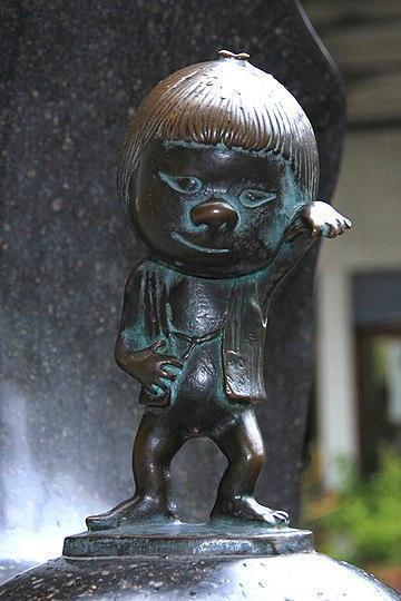 鳥取県境港市・水木しげるロードに設置されている「座敷童子」のブロンズ像。